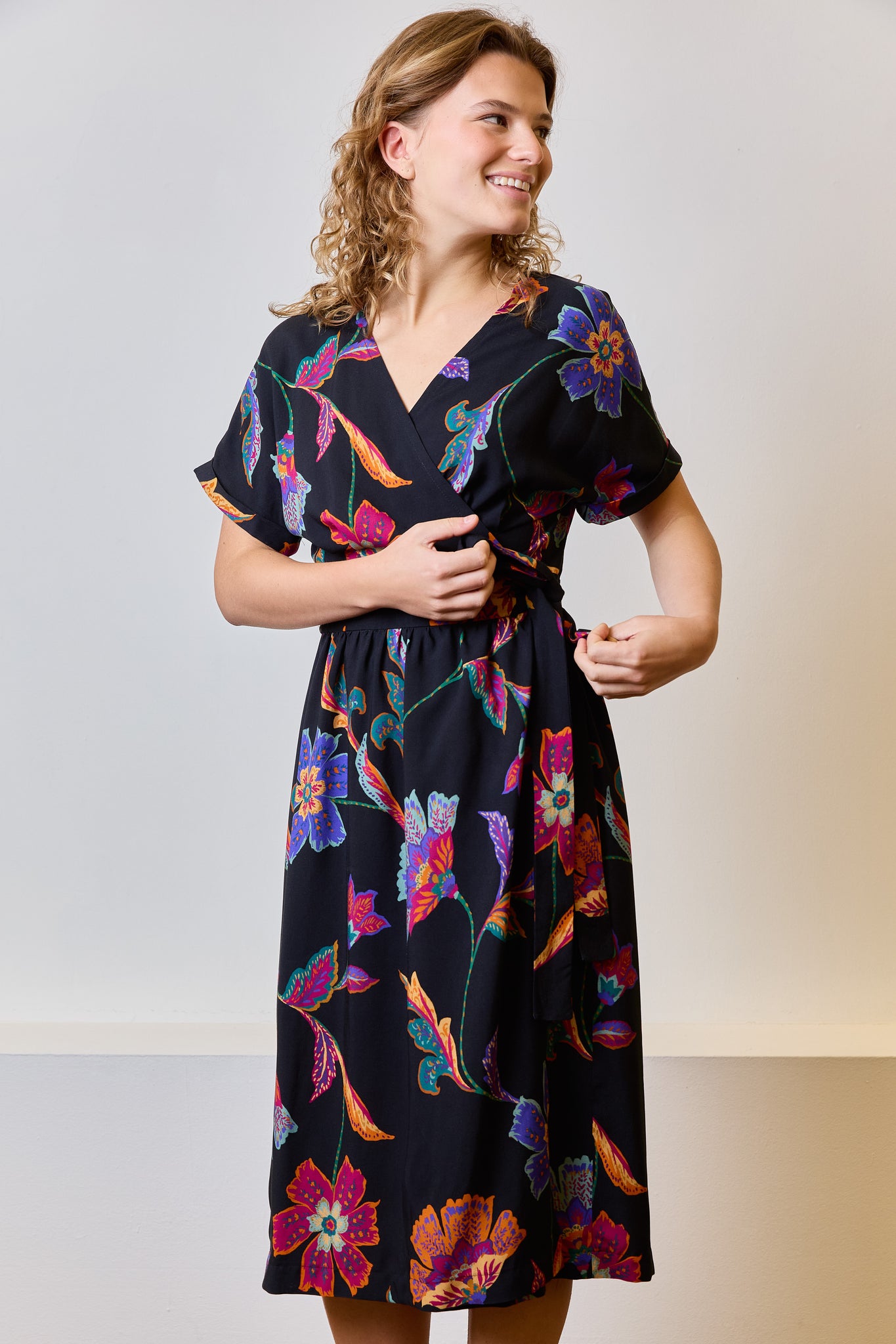 Zwarte viscose met kleurrijke bloemen - €26/m