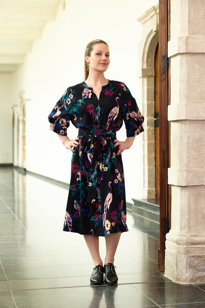 Zwarte viscose met bloemen vogels - €26/m