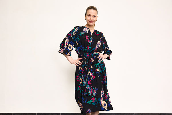 Zwarte viscose met bloemen vogels - €26/m