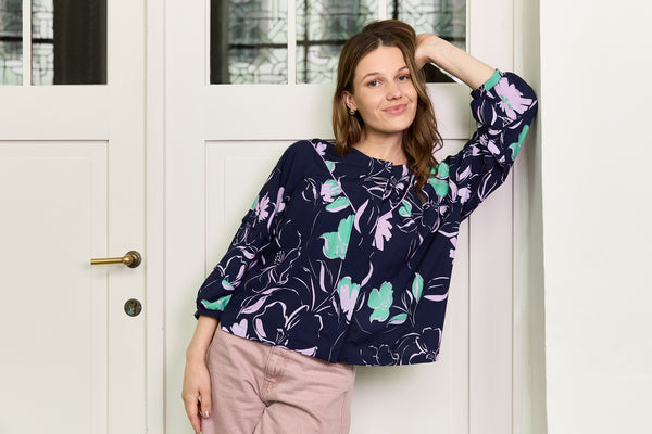 Donkerblauwe viscose met lila en groene bloemen - €26/m