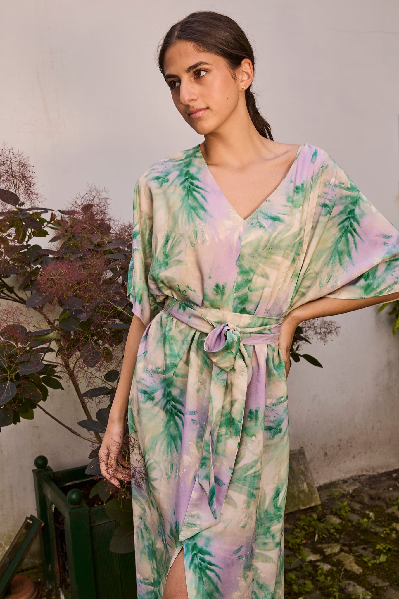 -40% Tropische tie dye viscose in lila en groen - NU €15,6/m