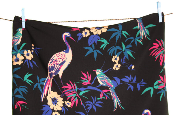 Zwarte viscose met bloemen vogels - €26/m