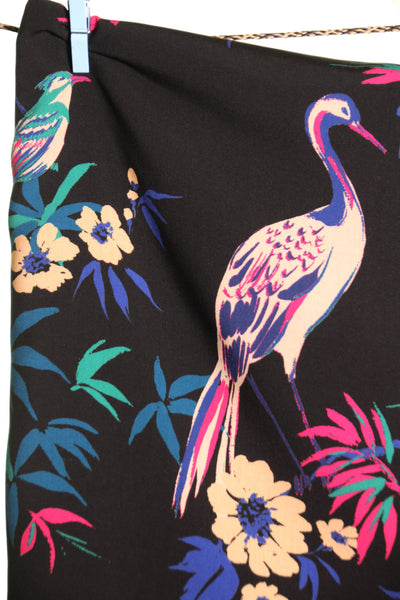 Zwarte viscose met bloemen vogels - €26/m