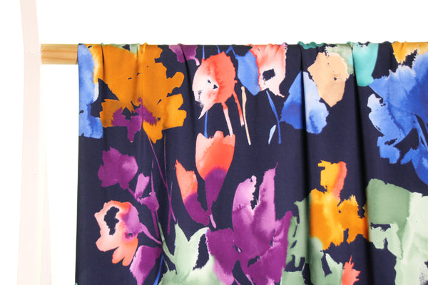 Viscose bleu foncé à fleurs flous - €26/m
