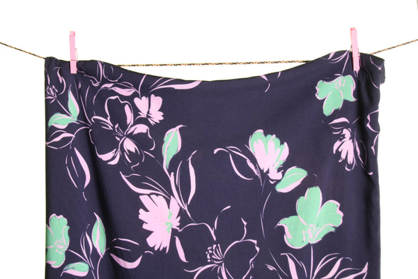 Donkerblauwe viscose met lila en groene bloemen - €26/m