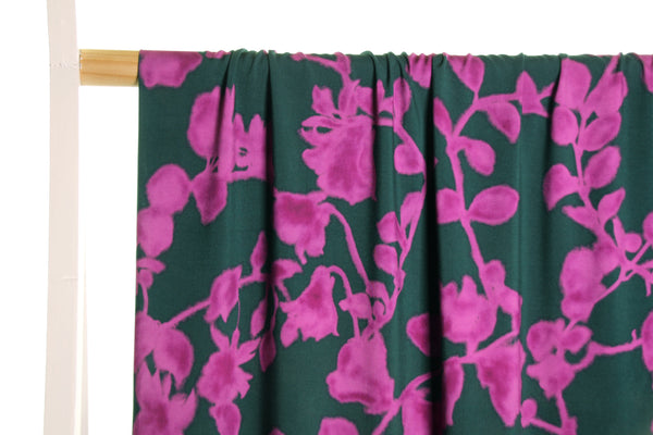Viscose vert foncé à imprimé fleurs fuchsia - €26/m